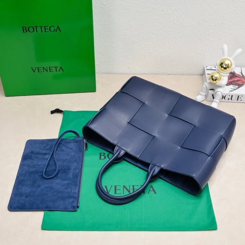 The batch of 2000 BV tote bag (small four compartments) has finally been shipped🔥🔥 The leather feels great! It's a very low-key bag. The more I look at it, the more I like it. I usually go out for rides and planes because I have a lot of stuff and need to carry a computer. Carrying a bag like this is all it takes. It comes with a small bag for storage, which is very convenient. Style number: 9898 Size: 38*10*28cm
